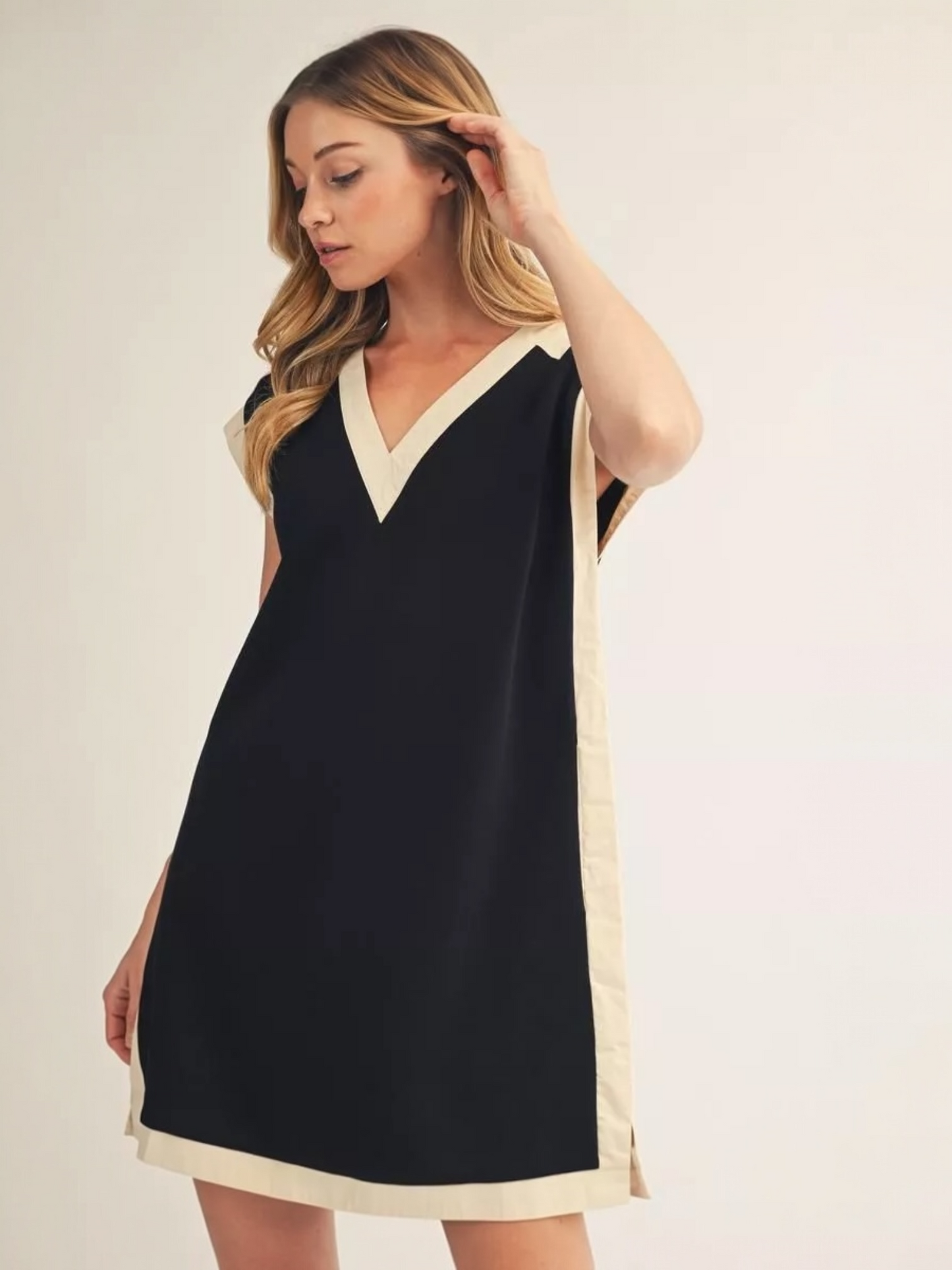 Jodifl Contrast Accent V-Neck Dress – Noir/Oatmeal